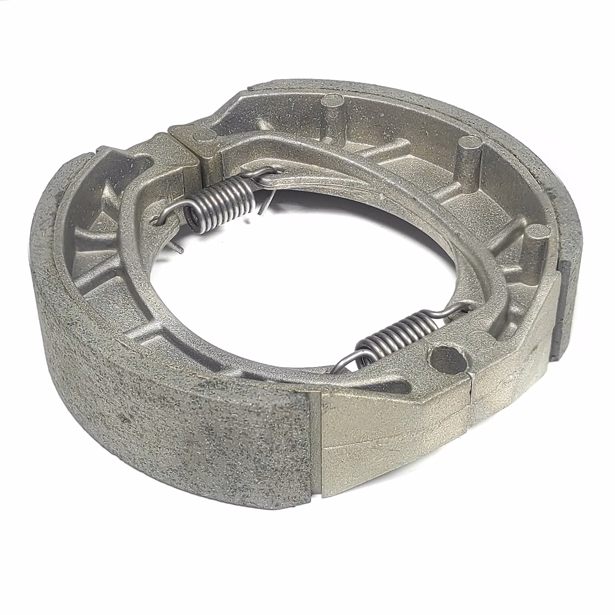 BALATAS TRASERAS C/ RESORTES P/ AT-110 '05-16, P/ XR-150L, P/ VITALIA-125, P/ CS-125 '05-'18, P/ XT-110 GRAFITO '13-'17, P/ XT-110 RT '17-'21, P/ FT-125 ROJA '16-'20, P/ AT-125 '17-'26, P/ FT-150 GRAFITO '18-'24, P/ ST-90 '10-'21, P/ FT-125 '22-'26, P/ DT-110 DELIVERY '16-'23, P/ XW-150 '18-'22, P/ AT-125RT '20-'26, P/ 125FL '19-'23, P/ D-125LT '21-'24  (JUEGO)