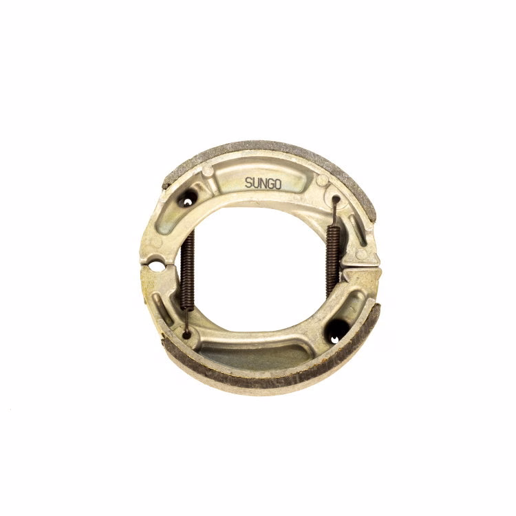 BALATAS SUNGO TRASERA C/ RESORTES P/ XR-150L, P/ XR-190L, P/ AT-110 '05-'16, P/ CS-125 '05-'18, P/ FT-125 '05-'26, P/ FT-150 GRAFITO '18-'24, P/ ST-90 '10-'21, P/ AT-125 '17-'26, P/ ST-70 '05-'08, P/ D-150 LT '23-'26, P/ AT-125RT '20-'26, P/ BIT-150 '22-'23, P/ DT-110 DELIVERY '16-'23, P/ C-90 STR, P/ NXR125 BROS (JUEGO)